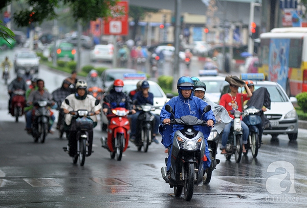 Mưa kéo dài, thời tiết Hà Nội mát mẻ như mùa thu